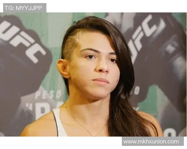 UFC萝莉与小麻激战一触即发谁将成为擂台新星引发热议 UFC萝莉与小麻激战一触即发谁将成为擂台新星引发热议