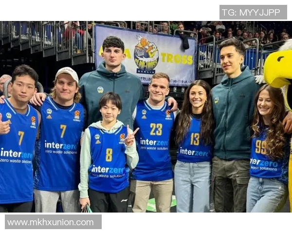 南京篮球队在世锦赛中的团队协作表现分析与精彩瞬间回顾