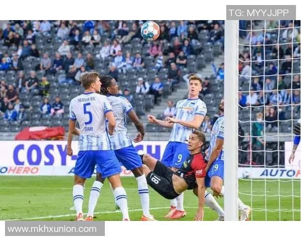 哈特堡格与列夫林的激烈对决揭示了足球战术的魅力与团队精神