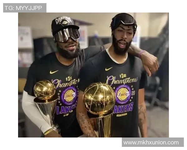 篮球明星在赛场上展现卓越技艺与团队合作精神的精彩瞬间